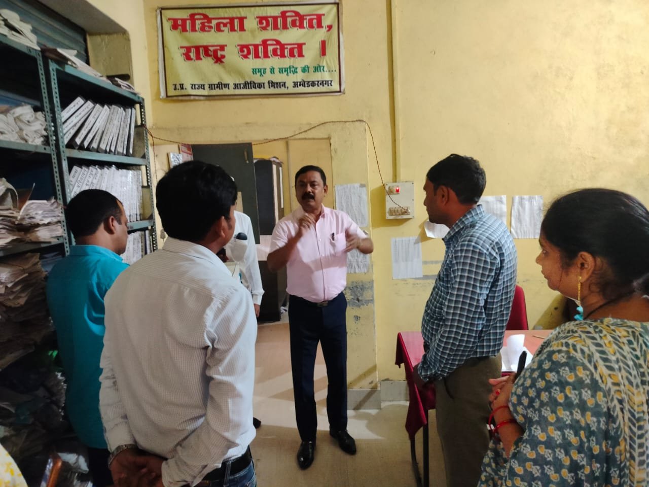 जिलाधिकारी ने क़ृषि भवन व खंड विकास कार्यालय अकबरपुर का किया औचक निरीक्षण 
