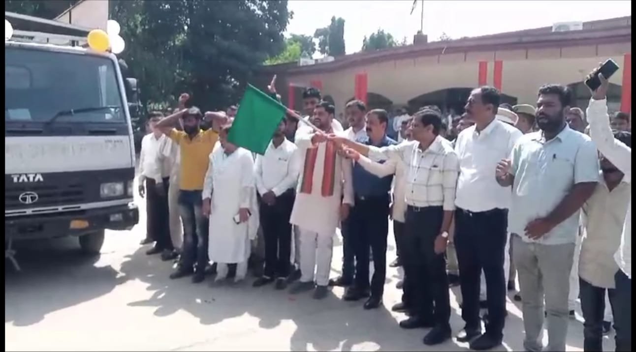अमृत कलश यात्रा को जिलाधिकारी में दिखाई हरी झंडी 