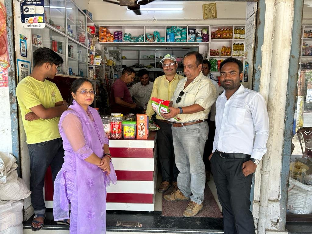 खाद्य सुरक्षा विभाग द्वारा किराने की दुकानों से खाद्य-पदार्थों के नमूने संग्रहित कर जाँच हेतु भेजा