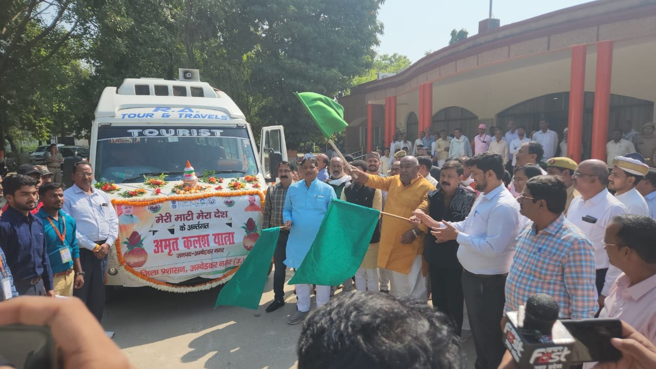 अमृत कलश यात्रा को हरी झंडी दिखाकर राजधानी के लिए किया गया रवाना 
