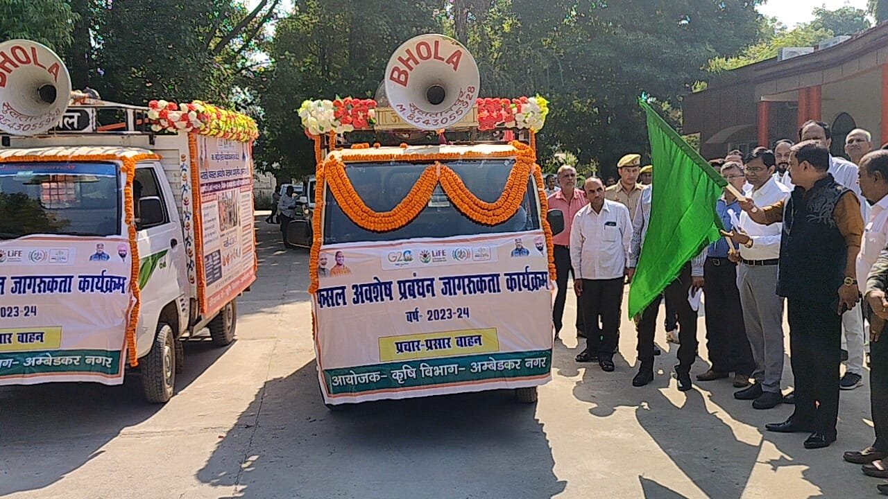 डीएम ने पराली प्रबंधन एवं कृषक जागरूकता के दो प्रचार वाहन को हरी झंडी दिखाकर किया रवाना 