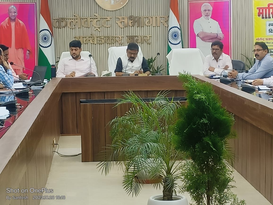 जिलाधिकारी द्वारा धीमी प्रगति पर तीन अधिकारियों को दी गई प्रतिकूल प्रविष्टि