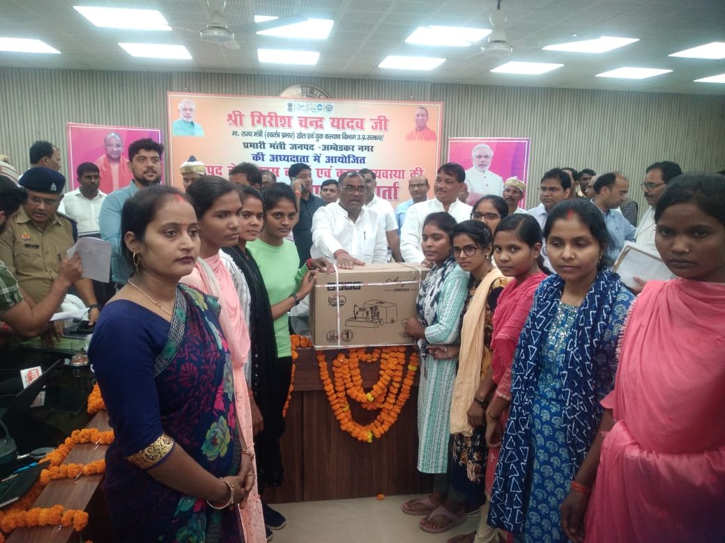 विभिन्न विभागों द्वारा संचालित योजनाओं के लाभार्थियों को टूल किट/चेक किया वितरण 