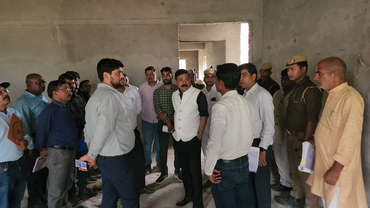राजकीय राजकीय औद्योगिक प्रशिक्षण संस्थान टांडा में चल रहे निर्माण कार्य का जिला अधिकारी ने किया निरीक्षण