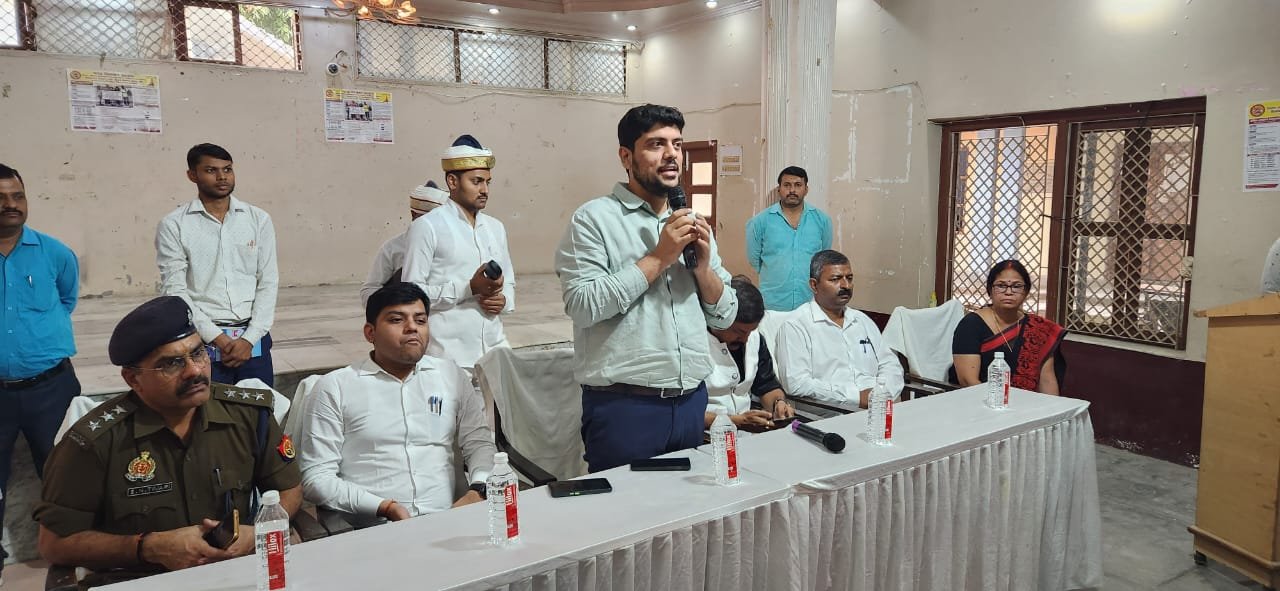 आर्य कन्या इंटर कॉलेज टांडा में मतदाता जागरूकता कार्यक्रम में सम्मिलित हुए जिलाधिकारी