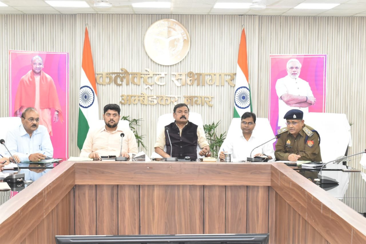 डीएम एसपी ने त्योहारों के संबंध में कलेक्ट्रेट सभागार में बैठक हुई आयोजित 