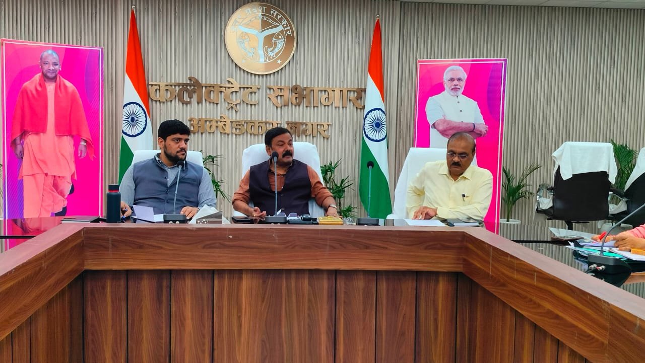 अष्टम आयुर्वेद दिवस पर जिलाधिकारी ने की समीक्षा बैठक