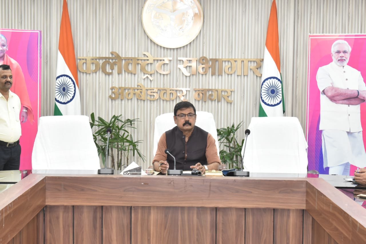 प्रधानमंत्री उज्ज्वला योजना के संबंध में जिलाधिकारी ने की बैठक