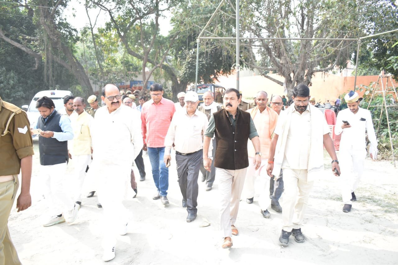 जिलाधिकारी ने कम्हरिया घाट तथा गोरखपुर लिंक एक्सप्रेसवे का किया निरीक्षण
