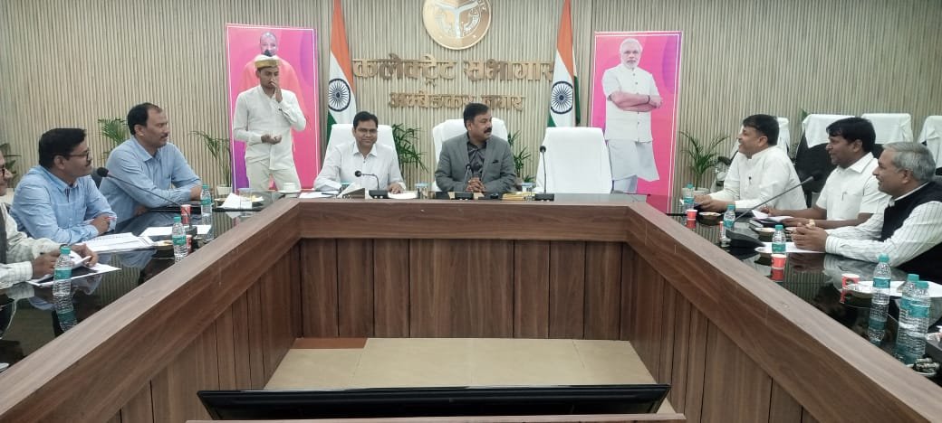 जिला निर्वाचन अधिकारी ने निर्वाचक नामावली के संबंध में विभिन्न राजनीतिक दलों के साथ की बैठक