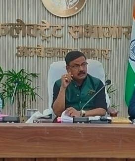 जिलाधिकारी ने अनुपस्थित कर्मियों का, एक दिन का वेतन काटने का दिया निर्देश