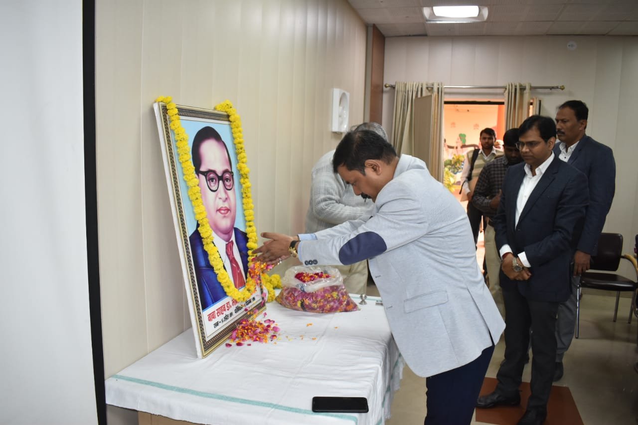 बाबा साहब अंबेडकर के महापरिनिर्वाण दिवस पर जिलाधिकारी ने किए पुष्प अर्पित