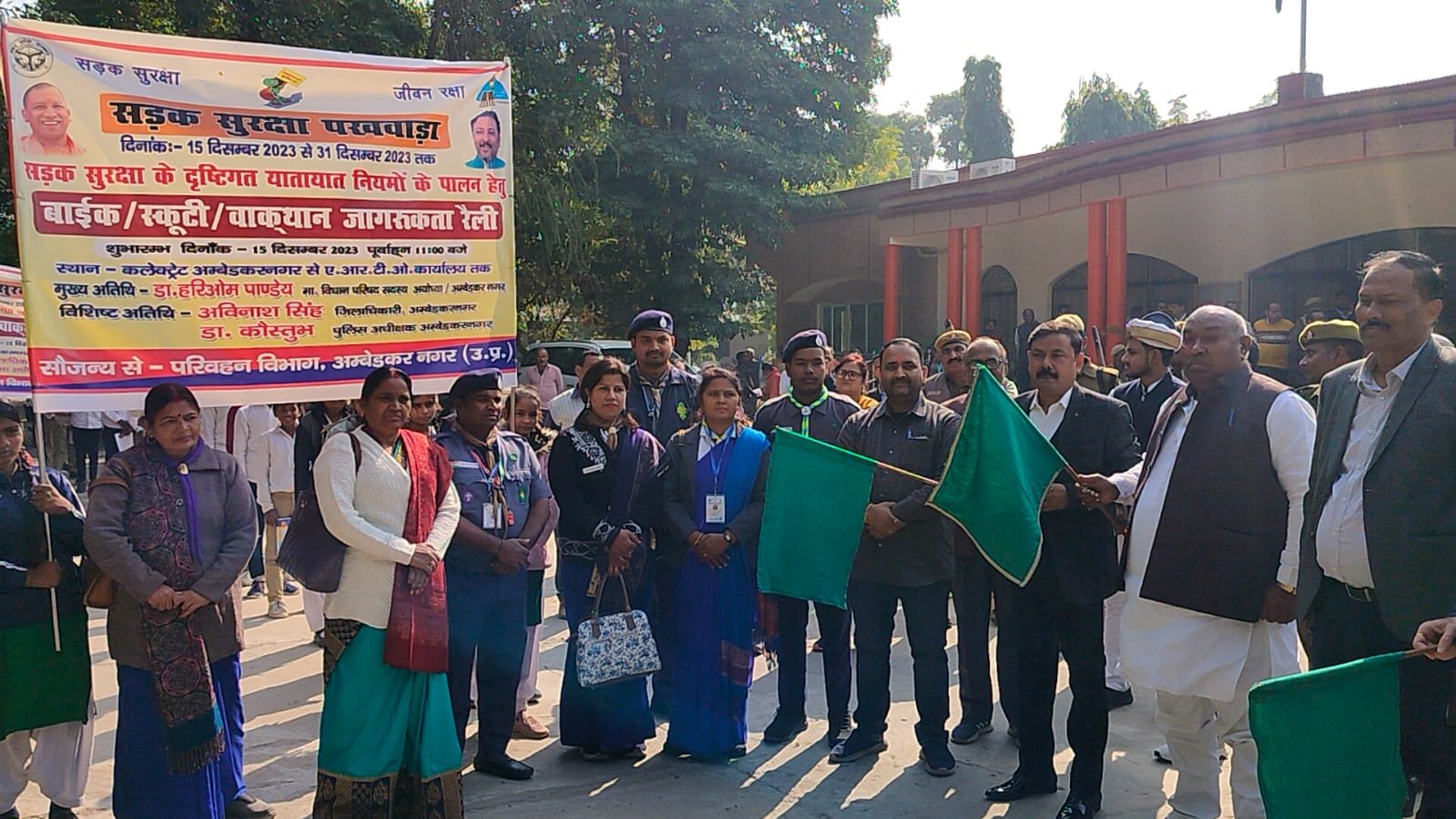 जिलाधिकारी द्वारा जन जागरूकता यातायात रैली को हरी झंडी दिखाकर किया गया रवाना