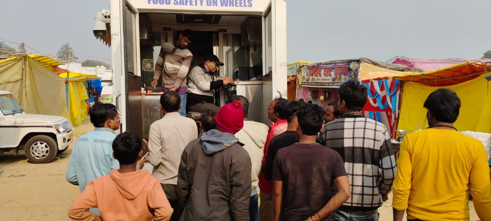 खाद्य पदार्थों के जाँच हेतु आई फूड सेफ़्टी आन व्हील्स वैन