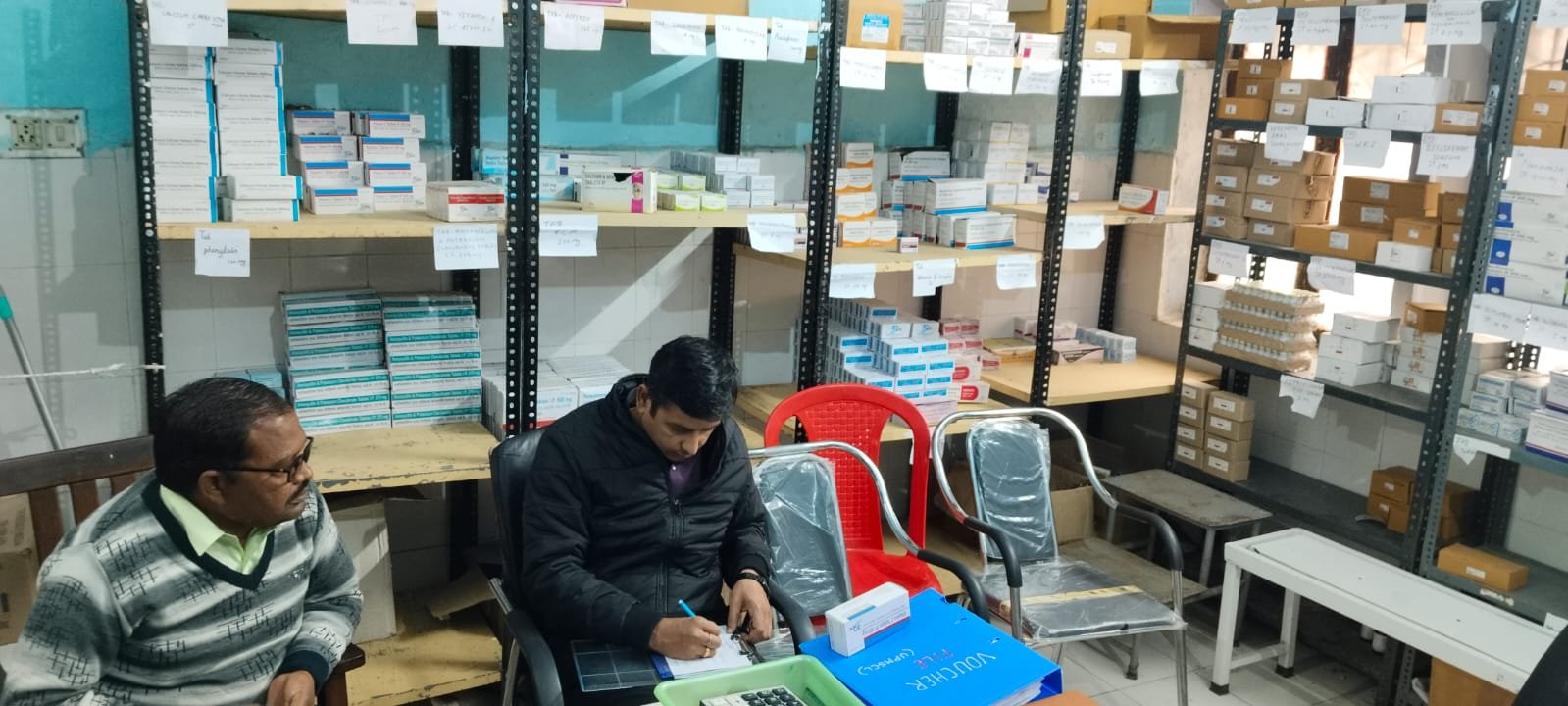 औषधि निरीक्षक द्वारा सामुदायिक स्वास्थ्य केंद्र अकबरपुर का किया औचक निरीक्षण 