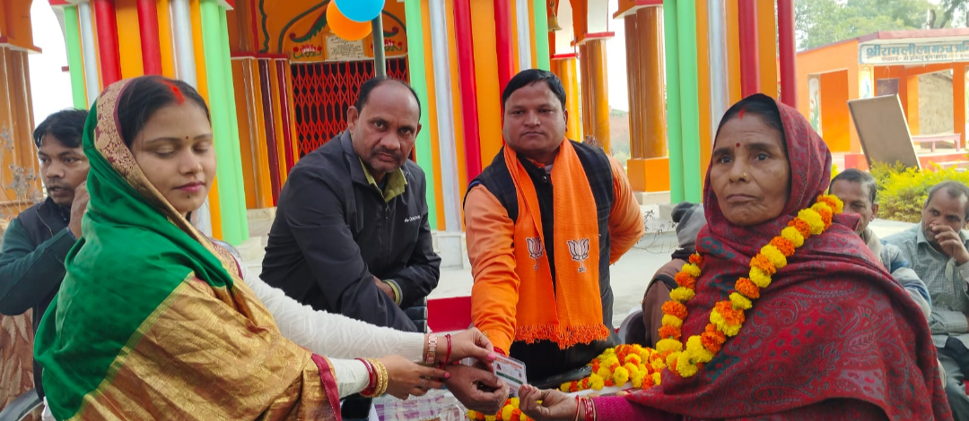 विकसित भारत संकल्प यात्रा में लाभार्थियों को बांटे गए प्रमाण पत्र