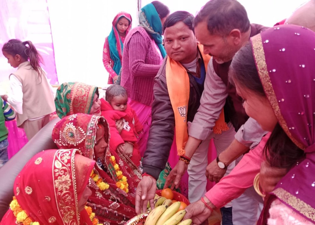 किसान सम्मान निधि का चेक व आयुष्मान कार्ड देकर किया गया सम्मानित