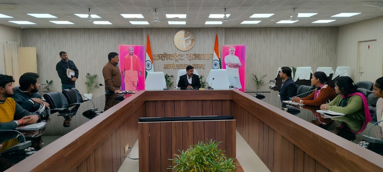 जिलाधिकारी ने एमओआईसी व हेल्थ ऑफीसर के साथ की बैठक