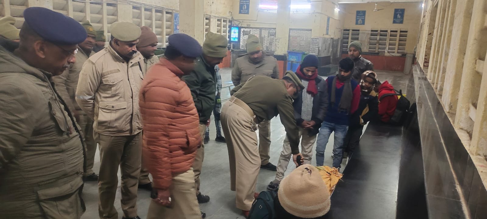 अकबरपुर रेलवे स्टेशन पर चेकिंग करती पुलिस