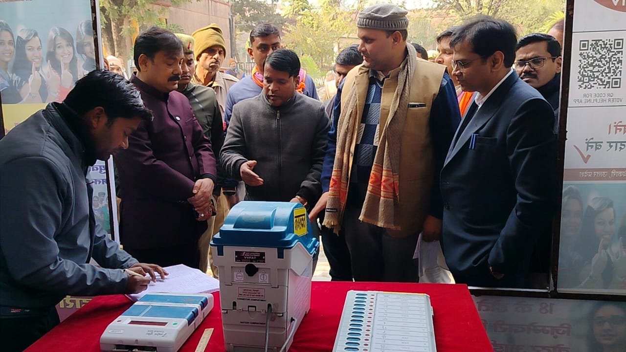 ईवीएम/वीवी पैट तथा वेयरहाउस का जिला निर्वाचन अधिकारी ने किया निरीक्षण 