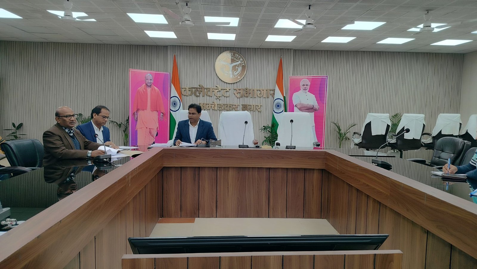 आईजीआरएस पोर्टल की समीक्षा बैठक अपर जिलाधिकारी डॉ.सदानंद गुप्ता की अध्यक्षता आयोजित हुई 