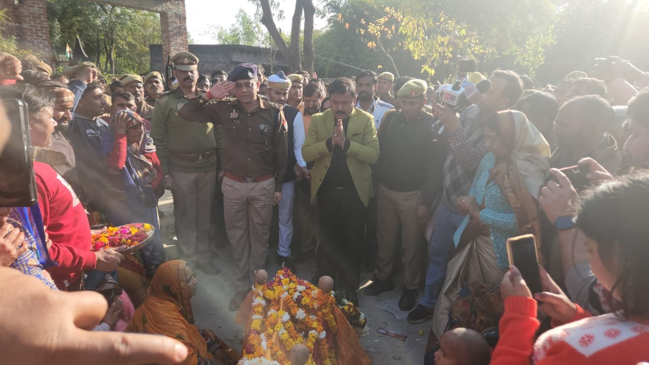 जिलाधिकारी अविनाश सिंह तथा पुलिस अधीक्षक डॉ कौस्तुभ पहुंचे शहीद के घर