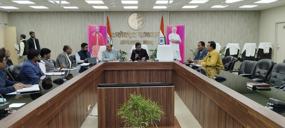सीएम डैशबोर्ड के विकास कार्यों की समीक्षा बैठक डीएम की अध्यक्षता में हुई 
