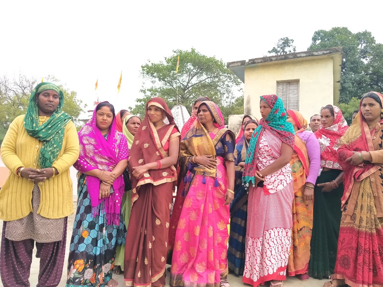 केयर टेकर के काम न करने का झूठा आरोप लगाकर नोटिस जारी करने पर समूह की महिलाओ में भारी आक्रोश