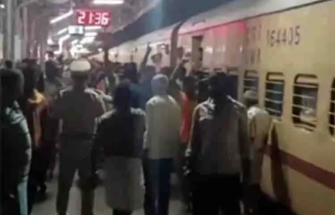 अयोध्या से लौट रही ट्रेन को जलाने की धमकी देने वाला कर्नाटक का शख्स गिरफ्तार