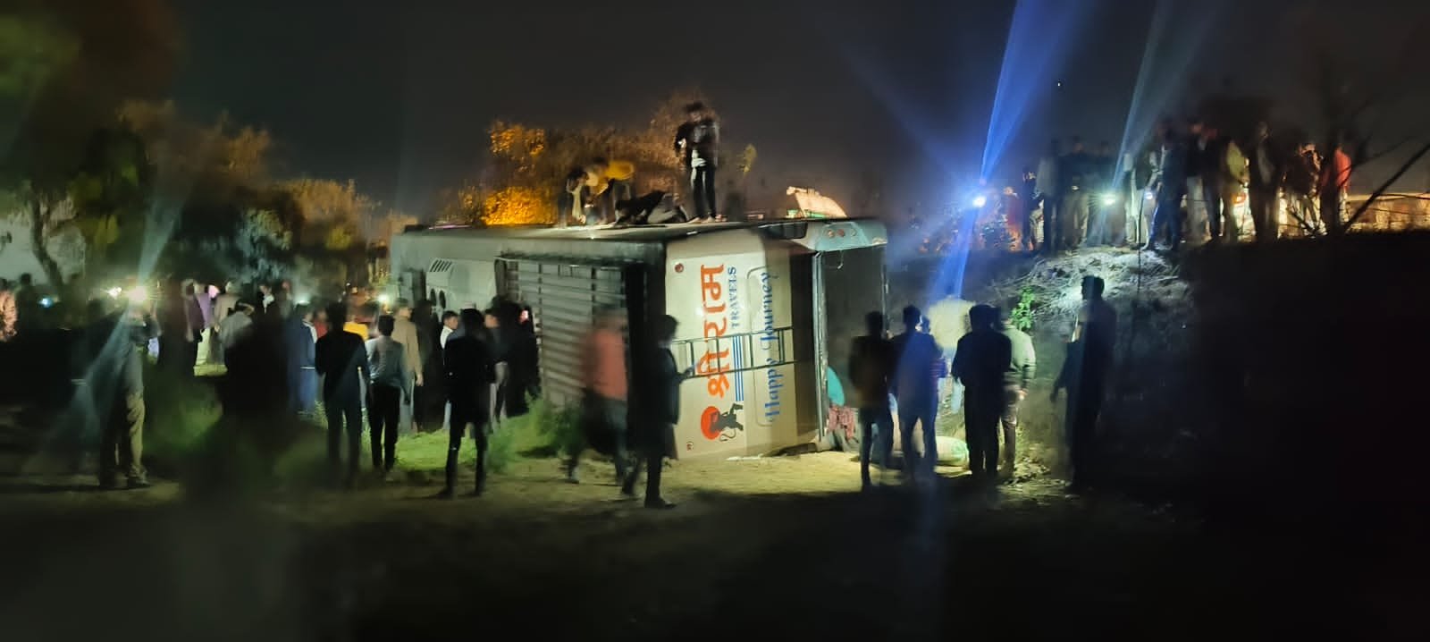 आजमगढ़ से दिल्ली जा रही निजी बस पलटी, बचाव व राहत में जुटा प्रशासन