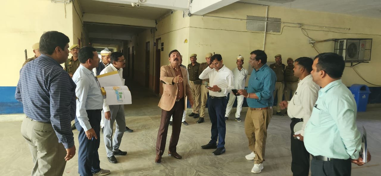 जिला निर्वाचन अधिकारी ने स्ट्रांग रूम सहित मतगणना स्थल का किया निरीक्षण 