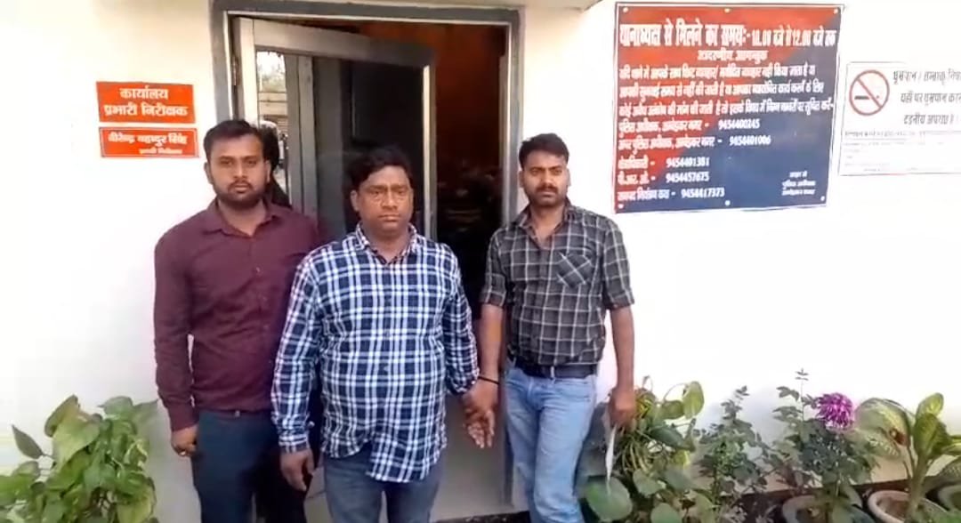 एंटी करप्शन की टीम ने जिला विकास अधिकारी के बाबू को रंगे हाथ घुस लेते हुए किया गिरफतार 