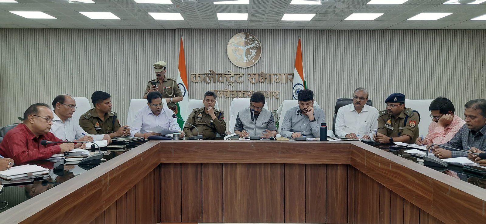 जिला निर्वाचन अधिकारी ने निर्वाचन में लगे कर्मचारियों के साथ बैठक की