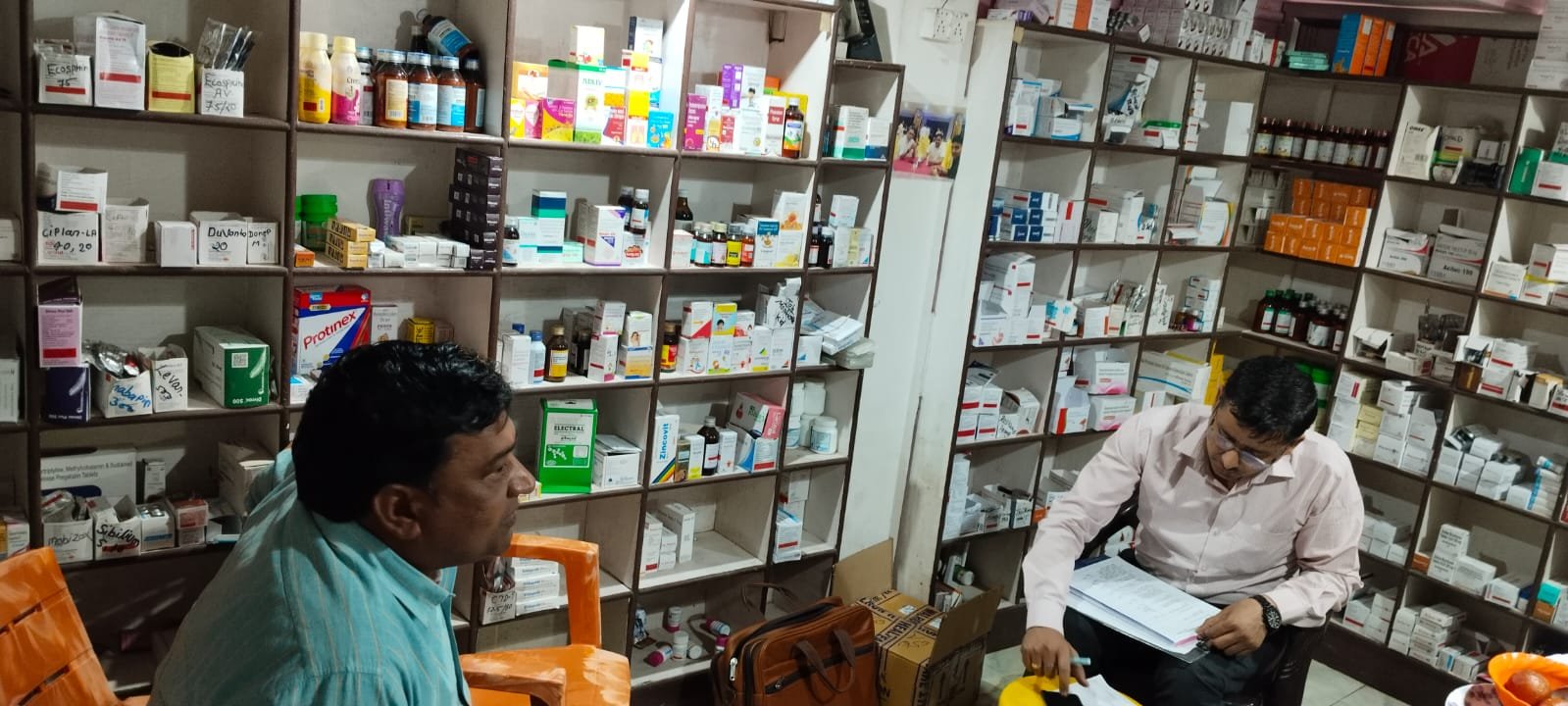 नशीली एवम नकली औषधियों की रोकथाम हेतु औषधि निरीक्षक ने किया निरीक्षण 