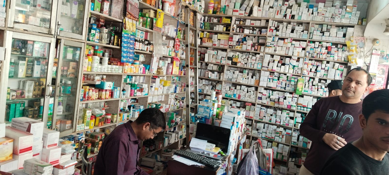 नशीली व नकली औषधियों की रोकथाम हेतु मेडिकल स्टोरों पर औषधि निरीक्षक ने, किया औचक निरीक्षण