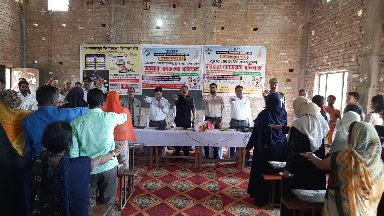 मतदाता अपने मत का प्रयोग अवश्य करें- जिला निर्वाचन अधिकारी