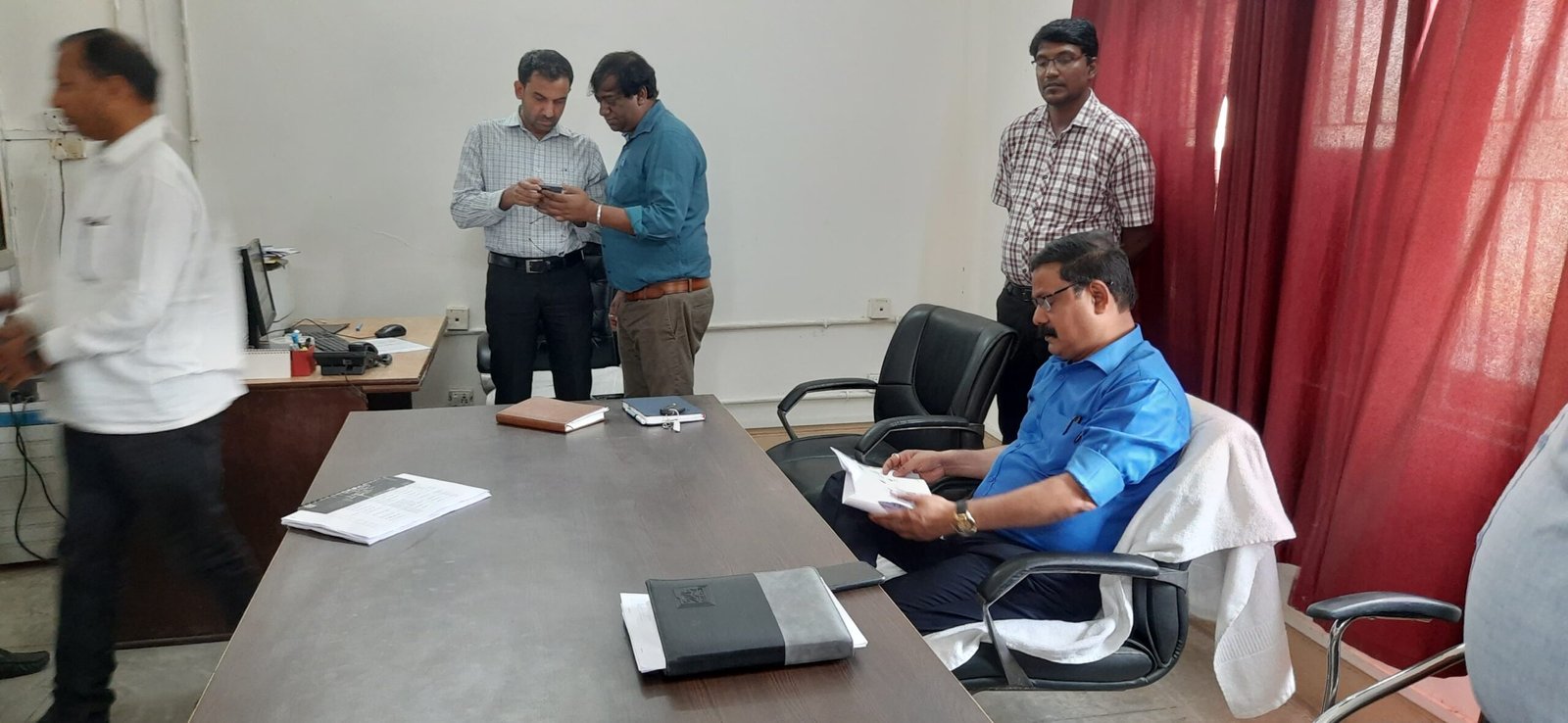 जिला निर्वाचन अधिकारी द्वारा कंट्रोल रूम का किया गया निरीक्षण