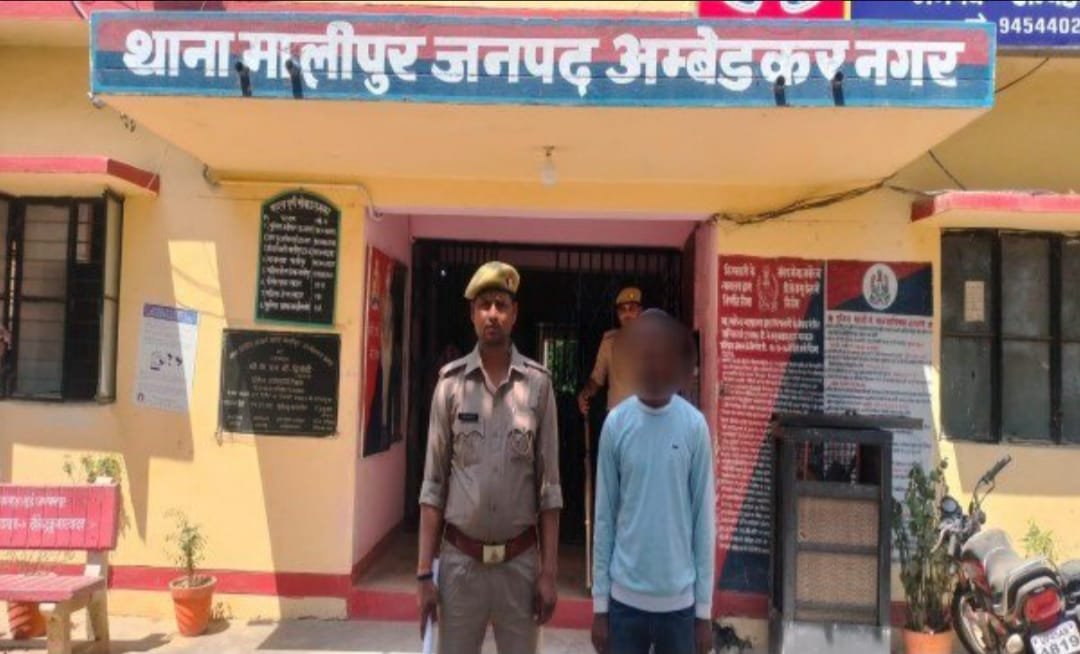 मालीपुर पुलिस ने गंभीर धाराओं में वांछित एक युवक को किया गिरफ्तार 