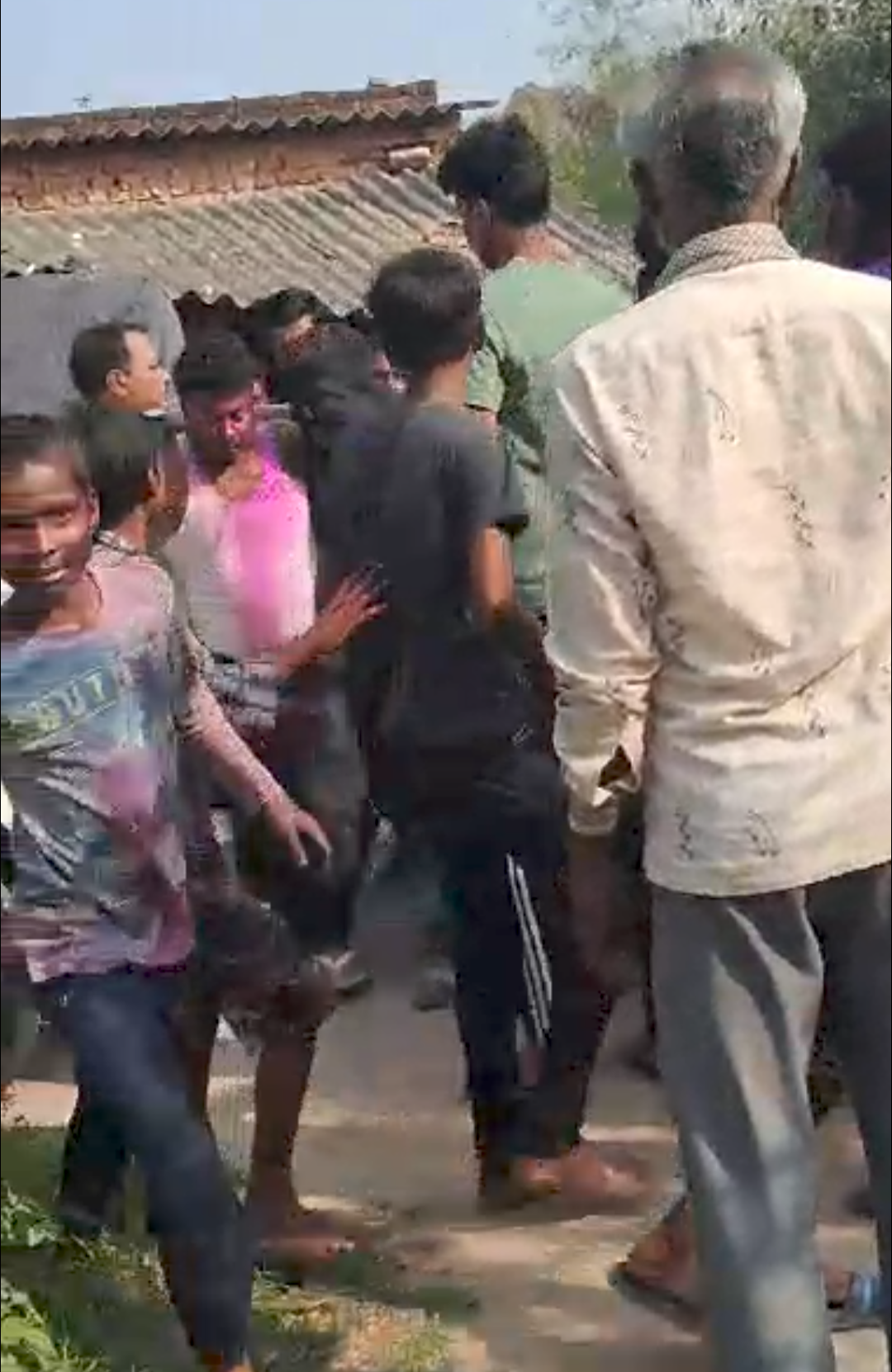 पूर्व सांसद के बेटे ने दर्जन भर साथियों के साथ राइफल लेकर परिवार को धमकाया, केस हुआ दर्ज