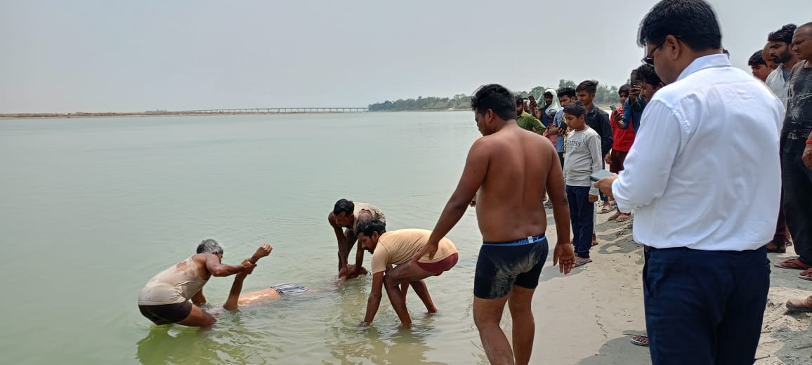 नदी में डूबे वृद्ध के शव को गोताखोरों की टीम ने किया बरामद 