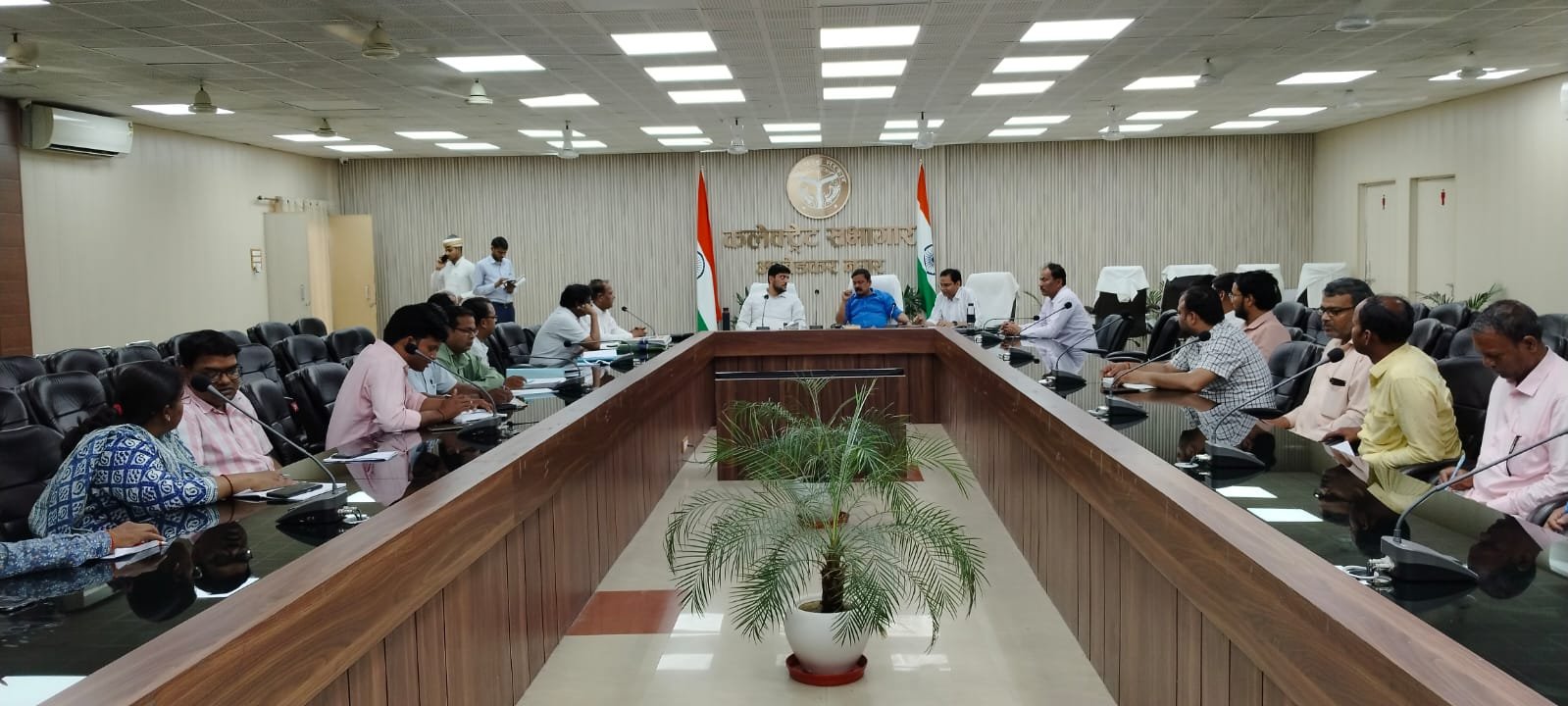 पशु चिकित्सा वाहन टोल फ्री नम्बर 1962 के संबंध में  डीएम ने की बैठक 