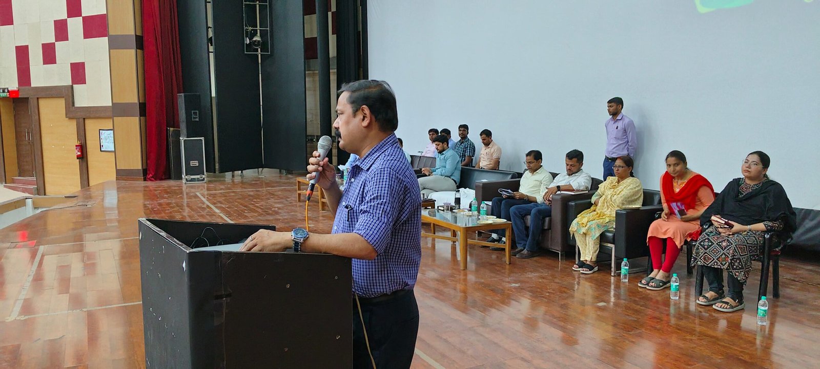 मतदाताओं से अपने मताधिकार का प्रयोग करने की अपील -जिला निर्वाचन अधिकारी