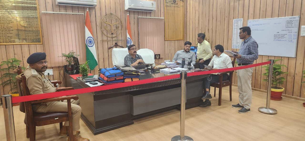 डाक मतपत्र से मतदान कराने हेतु कलेक्ट्रेट सभागार में बैठक हुई 