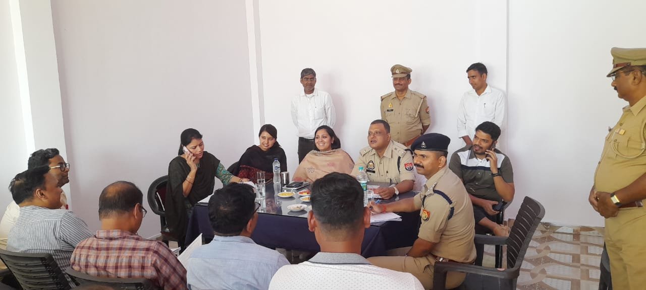 जिला निर्वाचन अधिकारी व राजनैतिक दलों के पदाधिकारियों की उपस्थिति में ईवीएम व वीवी पैट का प्रथम रैण्डमाइजेशन एनआईसी में हुआ सम्पन्न 