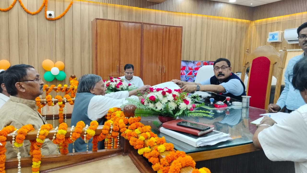 निर्दलीय प्रत्याशियों ने भरा अपना पर्चा 