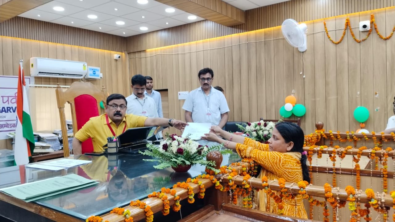 जिला निर्वाचन अधिकारी ने प्रत्याशियों को बांटा चुनाव चिन्ह 