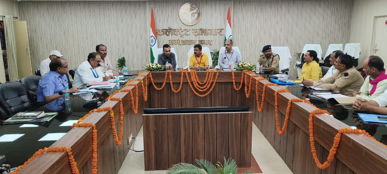 राजनैतिक दलों के प्रतिनिधियों के साथ कलेक्ट्रेट सभागार में पुलिस प्रेक्षक ओमपति जमवाल ने की बैठक 