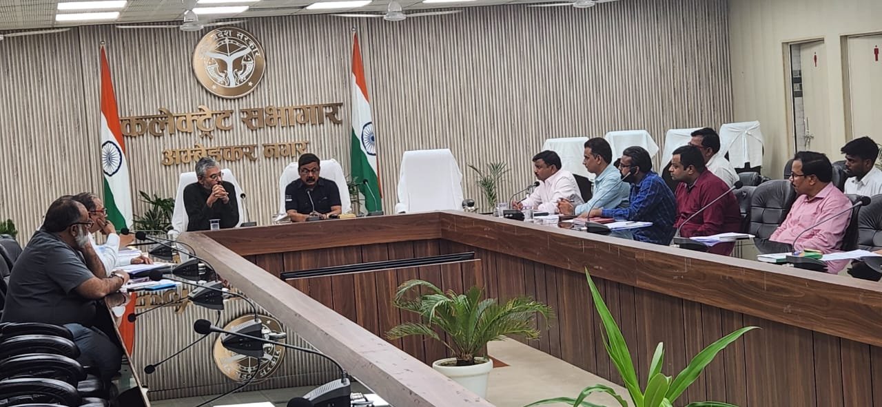 संदेह जनक लेन-देन के संबंध में बैंक प्रबंधकों के साथ प्रेक्षक राजा भट्टाचार्जी ने की बैठक