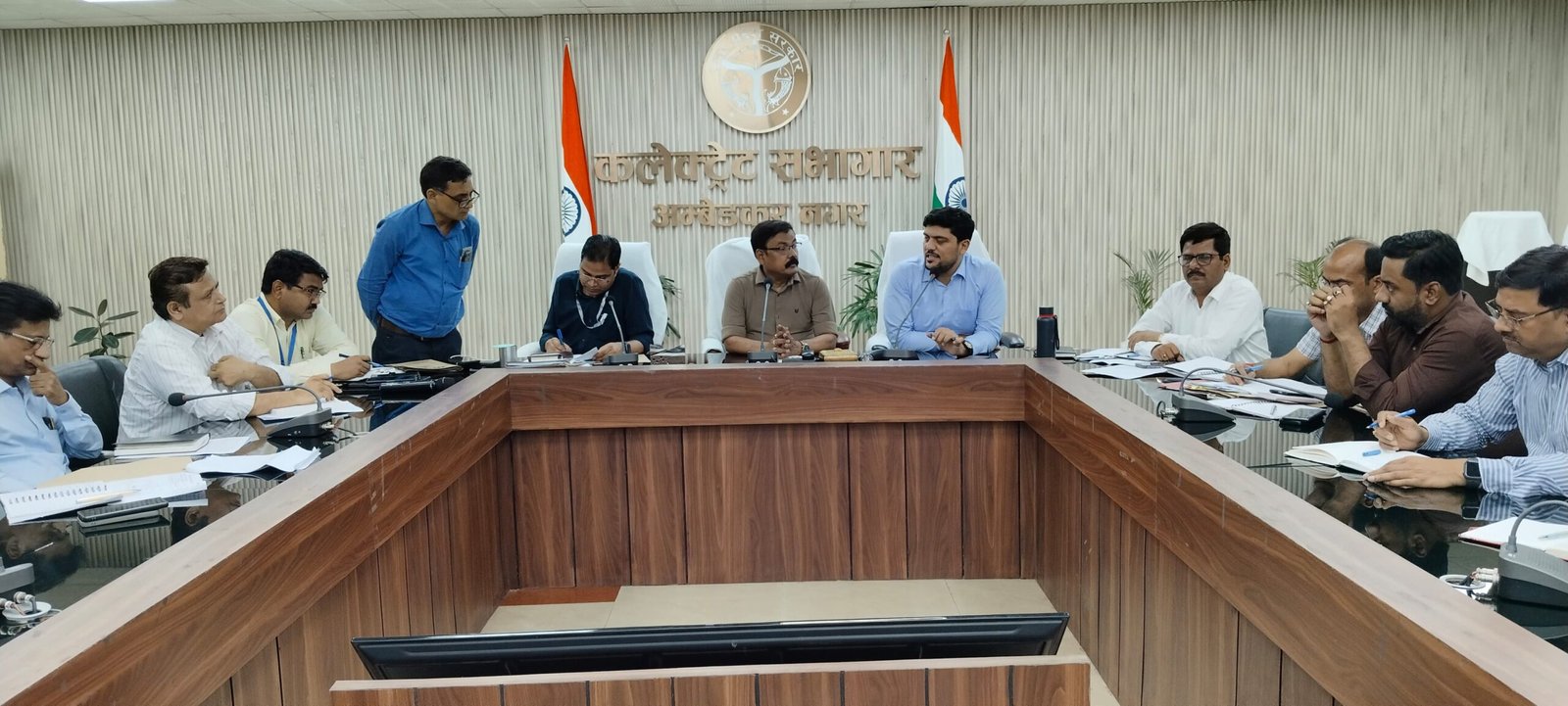 जनपद में बनाए जाएंगे ए सी मतदान बूथ - जिला निर्वाचन अधिकारी