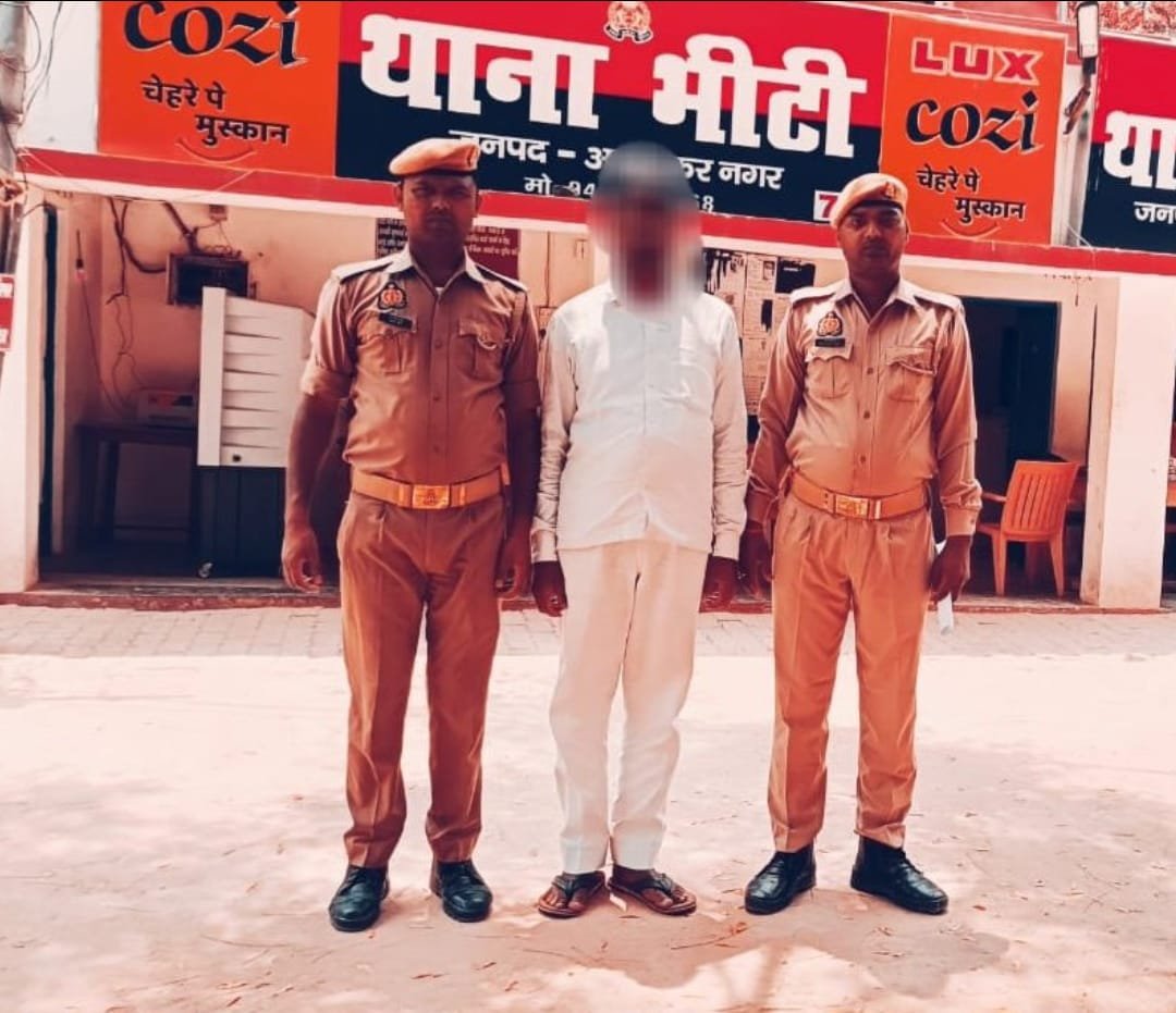 भीटी पुलिस ने सपा नेता व शराब व्यवसाई को घर से किया गिरफतार